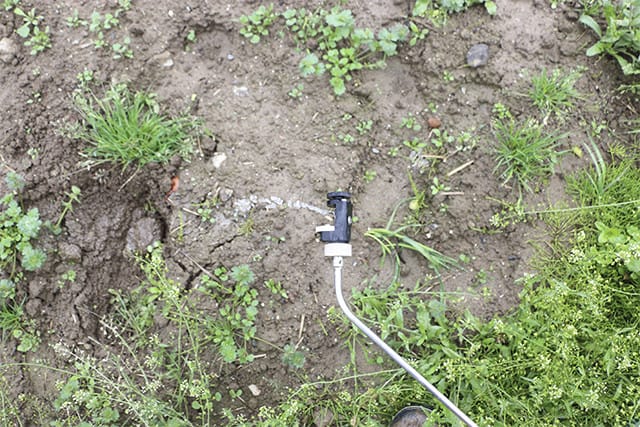 除草剤を散布する